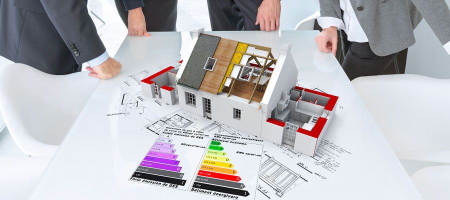 tavolo sul quale ci sono progetti con attenzione alla riqualificazione energetica