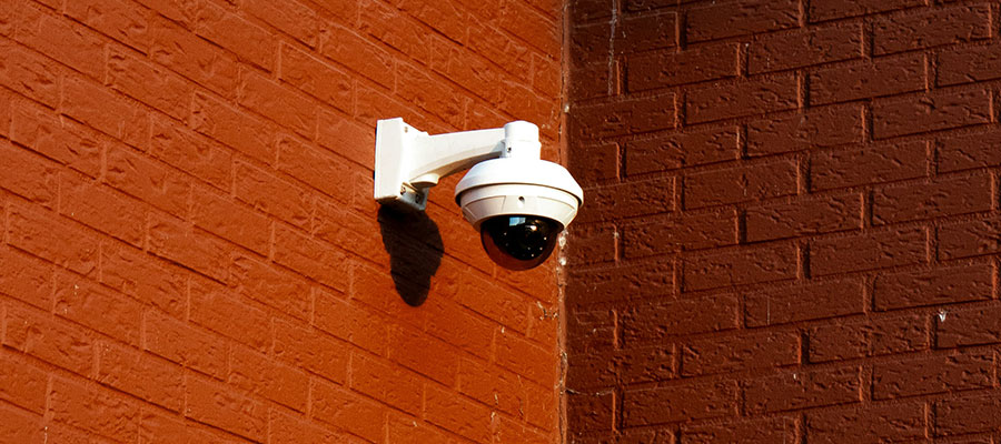Videocamera appesa al muro
