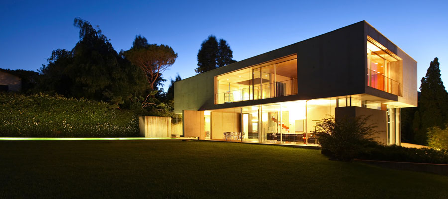 Visuale da fuori di una casa con impianto domotico