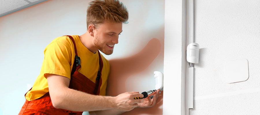 Un installatore lavora a un impianto domotico