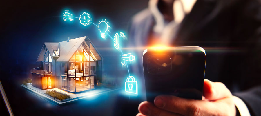 Uomo gestisce un edificio con domotica dal proprio Smartphone
