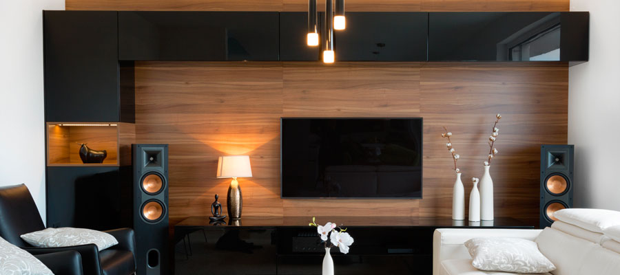 Salotto con Tv e casse gestite dalla domotica