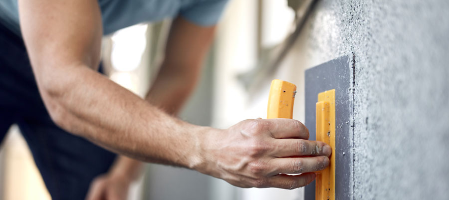 Uomo che ristruttura una casa