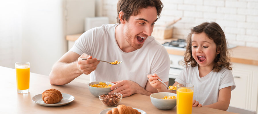 Scenario domotico Mattino. Papà e figlia fanno colazione insieme