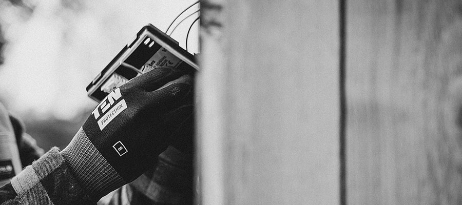 Installatore lavora a un impianto domotico