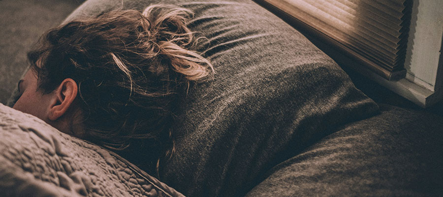 Una ragazza dorme in una stanza con domotica