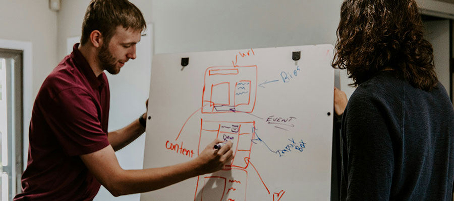 Formatore fa lezione sulla Domotica