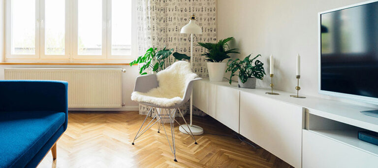 Soggiorno di una casa green con domotica