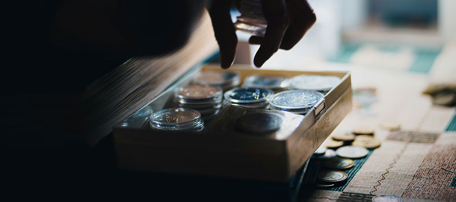 persona che conta soldi per risparmiare