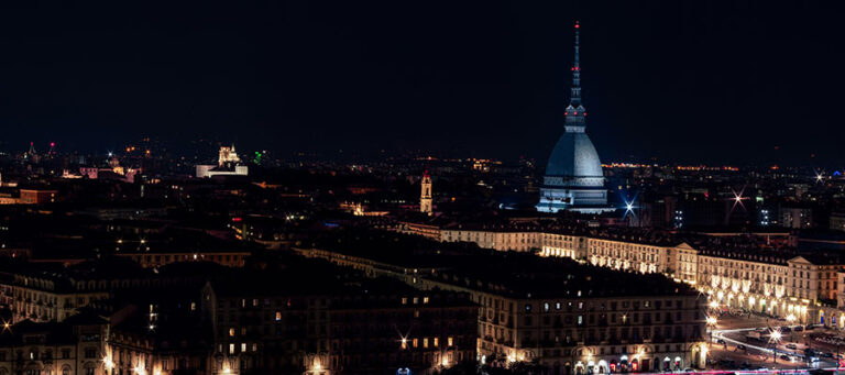 Visuale notturna di Torino illuminata